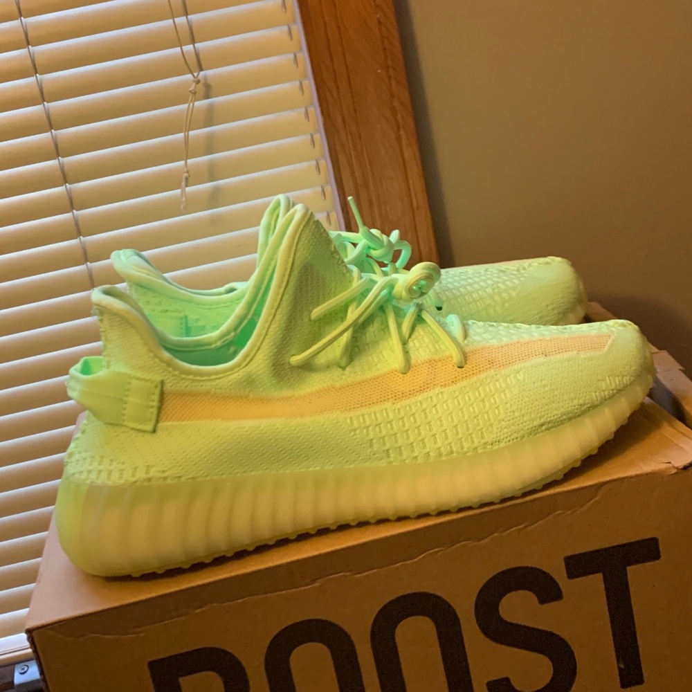 GLOW YEEZY BOOST V2